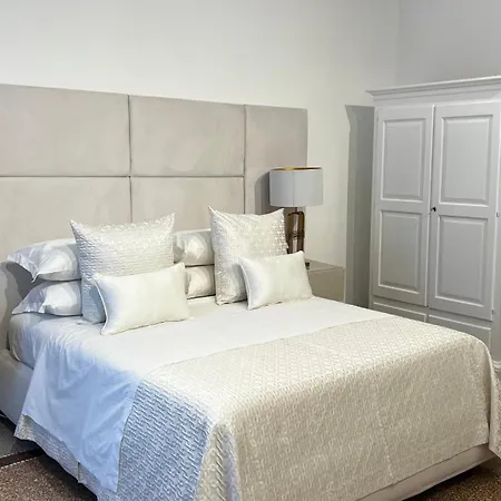 La Corte di Partenope Luxury Suite Affittacamere 3*