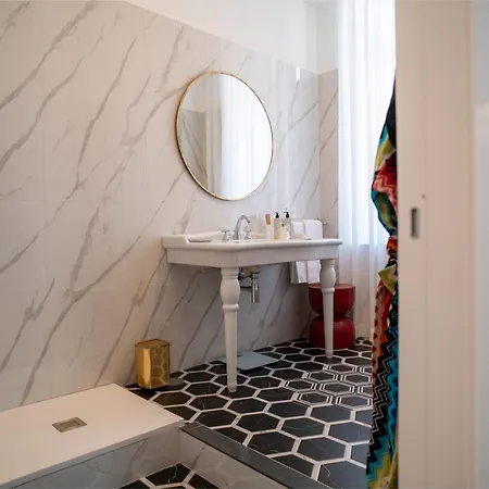 La Corte di Partenope Luxury Suite Affittacamere 3*